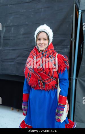 Svezia, Contea di Norbotten, Jokkmokk, giovane donna Sami in abito tradizionale durante il mercato Jokkmokk Sami Foto Stock