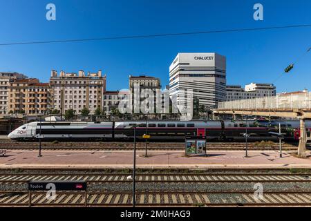 Francia, Var, Tolone, distretto ecologico di Chalucet, stazione di Tolone, TGV, Les Beaux Arts, edificio della Scuola superiore d'Arte e Design TPM e TVT innovazione in background Foto Stock