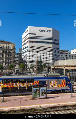 Francia, Var, Tolone, distretto ecologico di Chalucet, stazione di Tolone, TER, Les Beaux Arts, costruzione della Scuola superiore d'Arte e Design TPM e TVT innovazione in background Foto Stock