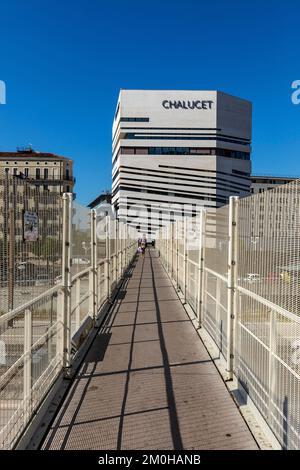 Francia, Var, Tolone, eco distretto di Chalucet, passaggio attraverso la ferrovia, Les Beaux Arts, costruzione della Scuola superiore d'Arte e Design TPM e TVT innovazione in background Foto Stock