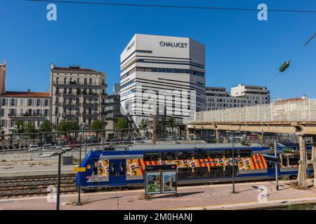 Francia, Var, Tolone, distretto ecologico di Chalucet, stazione di Tolone, TER, Les Beaux Arts, costruzione della Scuola superiore d'Arte e Design TPM e TVT innovazione in background Foto Stock