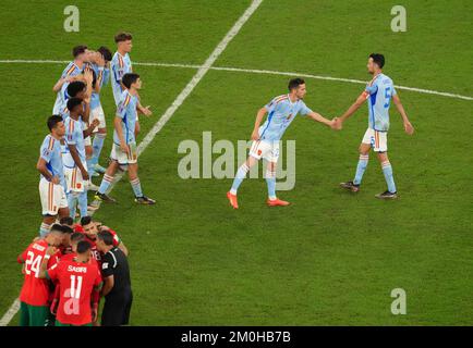 Sergio Busquets (a destra) spagnolo torna al cerchio centrale dopo essersi perso durante il calcio di rigore nella Coppa del mondo FIFA Round of Sixen match presso l'Education City Stadium di al-Rayyan, Qatar. Data immagine: Martedì 6 dicembre 2022. Foto Stock