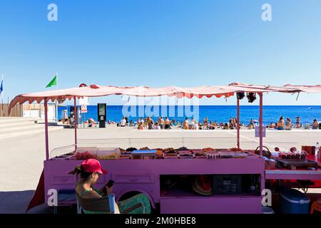 Francia, Bouches du Rhone, Cassis, Charles de Gaulle Esplanade, venditore di dolci, la Grande Mer spiaggia in background Foto Stock