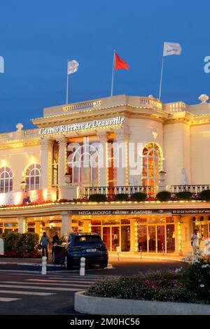 Francia, Calvados, Pays d'Auge, Cote Fleurie (costa fiorita), Deauville, casinò del gruppo barriere Foto Stock