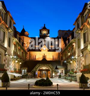 Francia, Calvados, Pays d'Auge, Deauville, Boulevard Eugene Cornuche, Hotel Normandy Barriere, un hotel di lusso di Lucien Barrière gruppo costruito nel 1912 Foto Stock