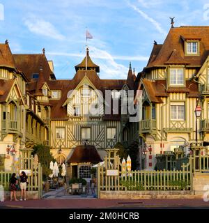 Francia, Calvados, Pays d'Auge, Deauville, Boulevard Eugene Cornuche, Hotel Normandy Barriere, un hotel di lusso di Lucien Barrière gruppo costruito nel 1912 Foto Stock
