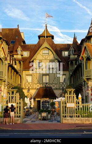 Francia, Calvados, Pays d'Auge, Deauville, Boulevard Eugene Cornuche, Hotel Normandy Barriere, un hotel di lusso di Lucien Barrière gruppo costruito nel 1912 Foto Stock