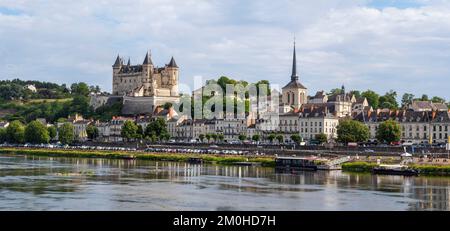 Francia, Maine et Loire, Saumur, Valle della Loira Patrimonio Mondiale dell'UNESCO, il castello di Saumur e la chiesa di Saint Pierre sulle rive della Loira Foto Stock