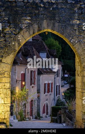 Francia, Lot, Quercy, Saint-Cirq-Lapopie, etichettato come uno dei più bei villaggi della Francia, Foto Stock