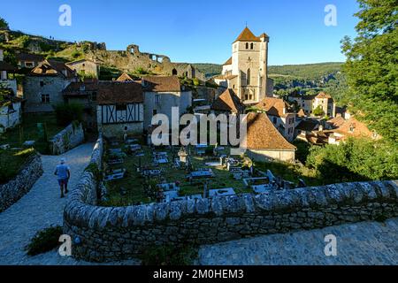 Francia, Lot, Quercy, Saint-Cirq-Lapopie, etichettato uno dei più bei villaggi in Francia, la chiesa Foto Stock