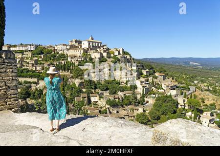 Francia, Vaucluse, Parco Naturale Regionale del Luberon (parc Naturel Regional du Luberon), Gordes, certificato i più bei villaggi di Francia (Les Plus Beaux Villages de France), il villaggio arroccato su uno sperone roccioso dominato dal suo castello rinascimentale e la sua chiesa romanica di St Firmin Foto Stock