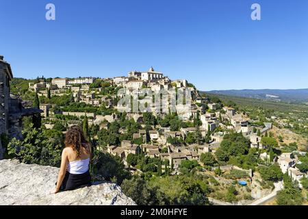 Francia, Vaucluse, Parco Naturale Regionale del Luberon (parc Naturel Regional du Luberon), Gordes, certificato i più bei villaggi di Francia (Les Plus Beaux Villages de France), il villaggio arroccato su uno sperone roccioso dominato dal suo castello rinascimentale e la sua chiesa romanica di St Firmin Foto Stock