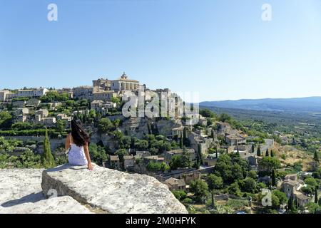 Francia, Vaucluse, Parco Naturale Regionale del Luberon (parc Naturel Regional du Luberon), Gordes, certificato i più bei villaggi di Francia (Les Plus Beaux Villages de France), il villaggio arroccato su uno sperone roccioso dominato dal suo castello rinascimentale e la sua chiesa romanica di St Firmin Foto Stock