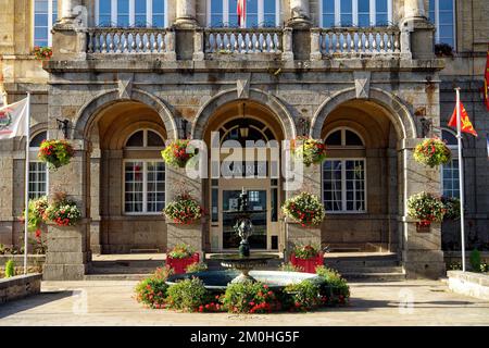 Francia, Orne, villaggio di Domfront, fontana di fronte al municipio Foto Stock