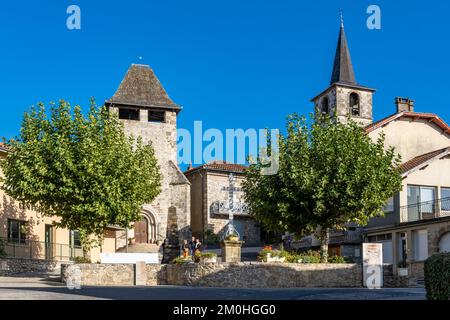 Francia, Cantal, Saint Santin de Maurs et Saint Santin, il villaggio raddoppia con le sue due chiese, metà del villaggio è in Aveyron e l'altra metà in Cantal, Chataigneraie cantalienne Foto Stock