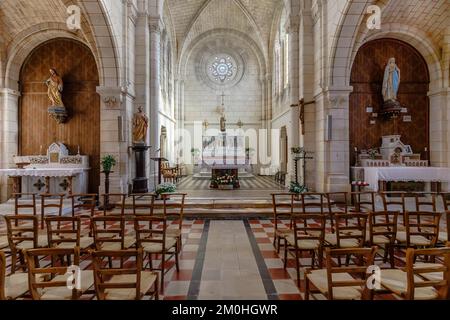 Plassac, Francia - 01 novembre 2022: Dettaglio architettonico dell'interno della chiesa di St Pierre de Plassac nel centro della città in un giorno di autunno Foto Stock