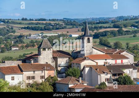 Francia, Cantal, Saint Santin de Maurs et Saint Santin, il villaggio raddoppia con le sue due chiese, metà del villaggio è in Aveyron e l'altra metà in Cantal, Chataigneraie cantalienne Foto Stock