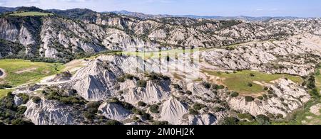 Italia, Basilicata, Aliano, calanchi, colline argillose erose (veduta aerea) Foto Stock