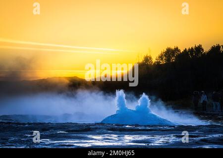 L'Islanda, regione di Vesturland, il campo geotermico di Geysir e dei suoi geyser fa parte del cerchio d'oro, la bolla di Strokkur prima che sgorghi in un getto che può raggiungere fino a 30 metri di altezza Foto Stock