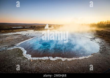 L'Islanda, la regione di Vesturland, il campo geotermico di Geysir e i suoi geyser fanno parte del cerchio d'oro, il bacino geotermico di Blesi, l'acqua riscaldata dall'attività vulcanica e dall'alta pressione, fa dissolvere i minerali nell'acqua e conferisce questo colore blu opale Foto Stock