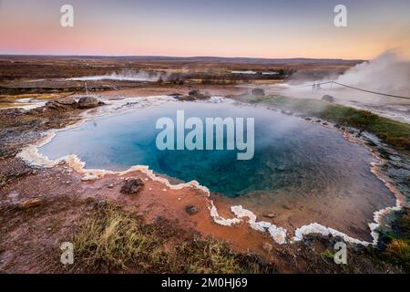 L'Islanda, la regione di Vesturland, il campo geotermico di Geysir e i suoi geyser fanno parte del cerchio d'oro, il bacino geotermico di Blesi, l'acqua riscaldata dall'attività vulcanica e dall'alta pressione, fa dissolvere i minerali nell'acqua e conferisce questo colore blu opale Foto Stock