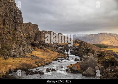 Islanda, regione di Sudurland, Parco Nazionale di Thingvellir, patrimonio mondiale dell'UNESCO, Drekkingarhylur nel Almannagj? Difetto localizzato alla separazione delle lastre tettoniche americana ed eurasiatica Foto Stock