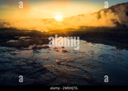 L'Islanda, la regione di Vesturland, il campo geotermico di Geysir e i suoi geyser fanno parte del cerchio d'oro, buchi pieni di acqua gorgogliante testimoniano l'attività vulcanica Foto Stock