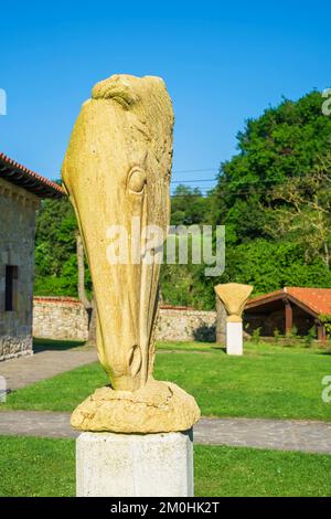 Spagna, provincia di Cantabria, Santillana del Mar, tappa del Camino del Norte, itinerario di pellegrinaggio spagnolo a Santiago de Compostela, mostra nel giardino del Museo Jesus Otero Foto Stock