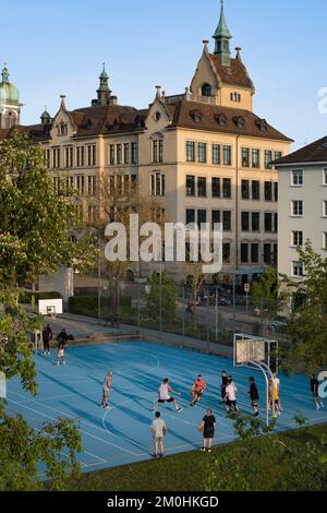 Svizzera, Canton Basilea-Città, Basilea, piccolo distretto di Basilea sulla riva destra del Reno, giocatori su un campo di pallacanestro Foto Stock