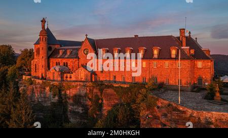 Francia, Bas Rhin, Mont Saint Odile, Mont Sainte-Odile Abbey noto anche come Hohenburg Abbey, statua di Saint Odile posto sul tetto del convento e di fronte alla pianura d'Alsazia (vista aerea) Foto Stock