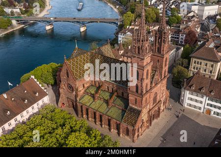 Svizzera, Basilea, la riva sinistra del Reno, il Minster o la Cattedrale protestante di nostra Signora di Basilea (Munster) che domina il Reno, il ponte Wettsteinbrucke sullo sfondo (vista aerea) Foto Stock