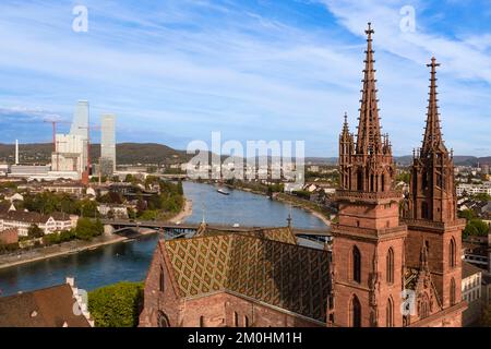 Svizzera, Basilea, la riva sinistra del Reno, il Minster o la Cattedrale protestante di nostra Signora di Basilea (Munster) che domina il Reno, le torri Roche sullo sfondo (vista aerea) Foto Stock