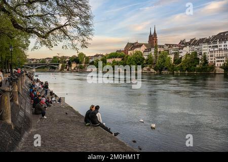 Svizzera, Canton Basilea Città, Basilea, piccolo distretto di Basilea banchine sulla riva destra del Reno si animano al crepuscolo, il Minster o la Cattedrale protestante di nostra Signora di Basilea (Munster) sullo sfondo Foto Stock