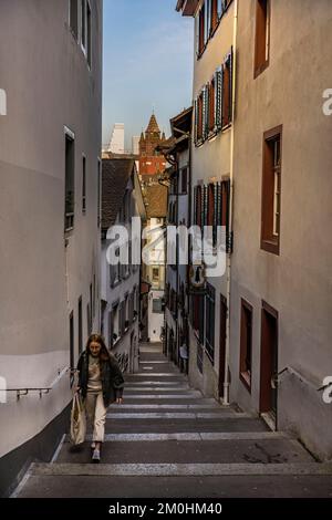 Svizzera, Basilea, Città Vecchia della Grande Basilea (riva sinistra), vicolo e scalinata di Imbergasslein arrivo in via Nadelberg, il Rathaus sullo sfondo Foto Stock