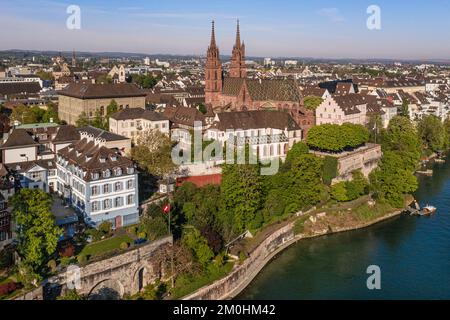 Svizzera, Basilea, la riva sinistra del Reno, il Minster o la Cattedrale protestante di nostra Signora di Basilea (Munster) che domina il Reno (vista aerea) Foto Stock