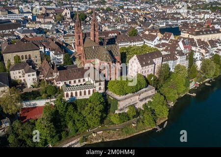 Svizzera, Basilea, la riva sinistra del Reno, il Minster o Cattedrale protestante di nostra Signora di Basilea (Munster) che domina il Reno e la città vecchia (vista aerea) Foto Stock