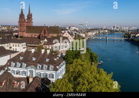 Svizzera, Basilea, la riva sinistra del Reno, il Minster o la Cattedrale protestante di nostra Signora di Basilea (Munster) che domina il Reno, il Mittlere Brucke ponte sullo sfondo (vista aerea) Foto Stock