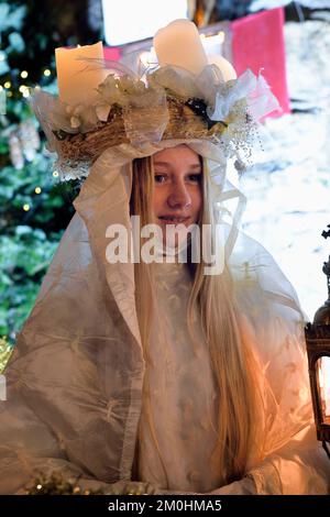 Francia, Alto Reno, Eguisheim, il Christkindel con la sua corona di candele e gli angeli accompagnano i molti bambini che tengono le loro lanterne per la Processione delle luci nei vicoli della città, rende omaggio a Santa Lucia, uno dei caratteri tradizionali del Natale alsaziano Foto Stock