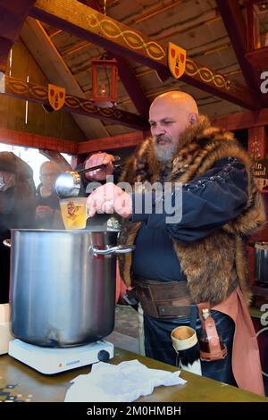 Francia, Alto Reno, Strasburgo, Ribeauville&#X301;, il mercatino medievale di natale, stalla che offre VIN brulé bianco con spezie Foto Stock