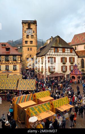 Francia, Alto Reno, Strasburgo, Ribeauvill?, il mercatino medievale di natale sulla piazza di fronte al Tour des Bouchers (Torre dei macellai) Foto Stock