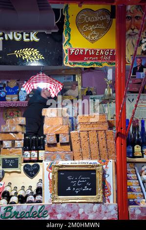 Francia, Bas Rhin, Strasburgo, città vecchia dichiarata patrimonio mondiale dall'UNESCO, mercatino di Natale (Christkindelsmarik) in Place Broglie, vendita di pan di zenzero e altri dolci Foto Stock