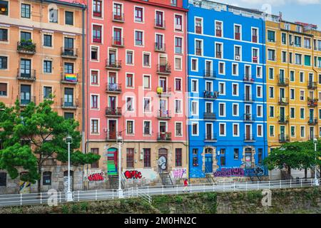 Spagna, provincia di Biscaglia, Bilbao, tappa sul Camino del Norte, itinerario di pellegrinaggio spagnolo a Santiago de Compostela, patrimonio dell'umanità dell'UNESCO, edifici colorati sulle rive del fiume Nervion Foto Stock