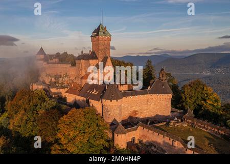 Francia, Bas Rhin, Orschwiller, Alsace strada del vino, il castello di Haut Koenigsbourg situato ai piedi dei Vosgi e che domina la pianura dell'Alsazia a est così come il Vill? E valli Bruche a ovest sullo sfondo (vista aerea) Foto Stock