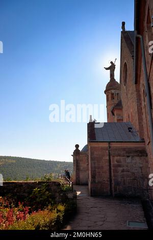 Francia, Bas Rhin, Mont Saint Odile, Mont Sainte-Odile Abbey noto anche come Hohenburg Abbey, statua di Saint Odile posto sul tetto del convento e di fronte alla pianura d'Alsazia Foto Stock