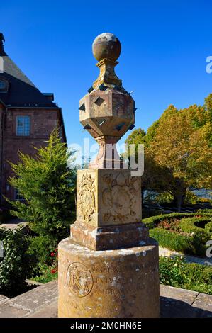 Francia, Bas Rhin, Mont Saint Odile, Mont Sainte-Odile Abbey noto anche come Hohenburg Abbey, la meridiana geografica con 24 facce del 18th ° secolo Foto Stock