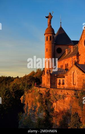 Francia, Bas Rhin, Mont Saint Odile, Mont Sainte-Odile Abbey noto anche come Hohenburg Abbey, statua di Saint Odile posto sul tetto del convento e di fronte alla pianura d'Alsazia Foto Stock