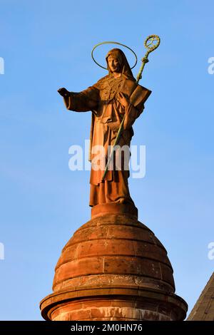 Francia, Bas Rhin, Mont Saint Odile, Mont Sainte-Odile Abbey noto anche come Hohenburg Abbey, statua di Saint Odile posto sul tetto del convento e di fronte alla pianura d'Alsazia Foto Stock