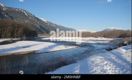 Paesaggio invernale della diga Eagle Run a Brackendale, Squamish, British Columbia, Canada Foto Stock