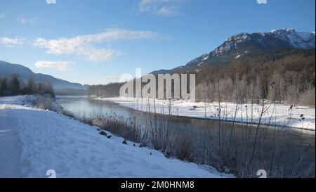 Paesaggio invernale della diga Eagle Run a Brackendale, Squamish, British Columbia, Canada Foto Stock