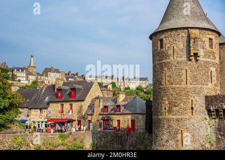Francia, Ille-et-Vilaine, Fougeres, quartiere medievale nella città bassa, Guemadeuc torre del castello e la città superiore sullo sfondo Foto Stock